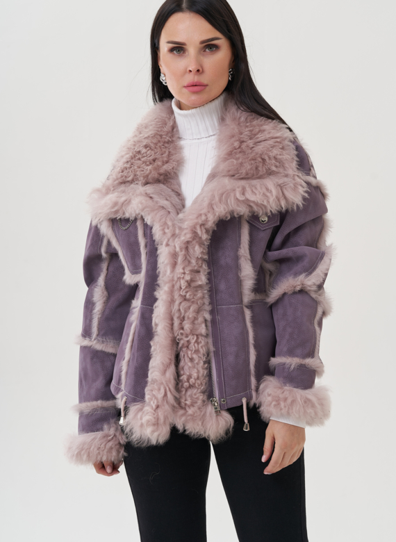Женская куртка фиолетового цвета с меховой отделкой