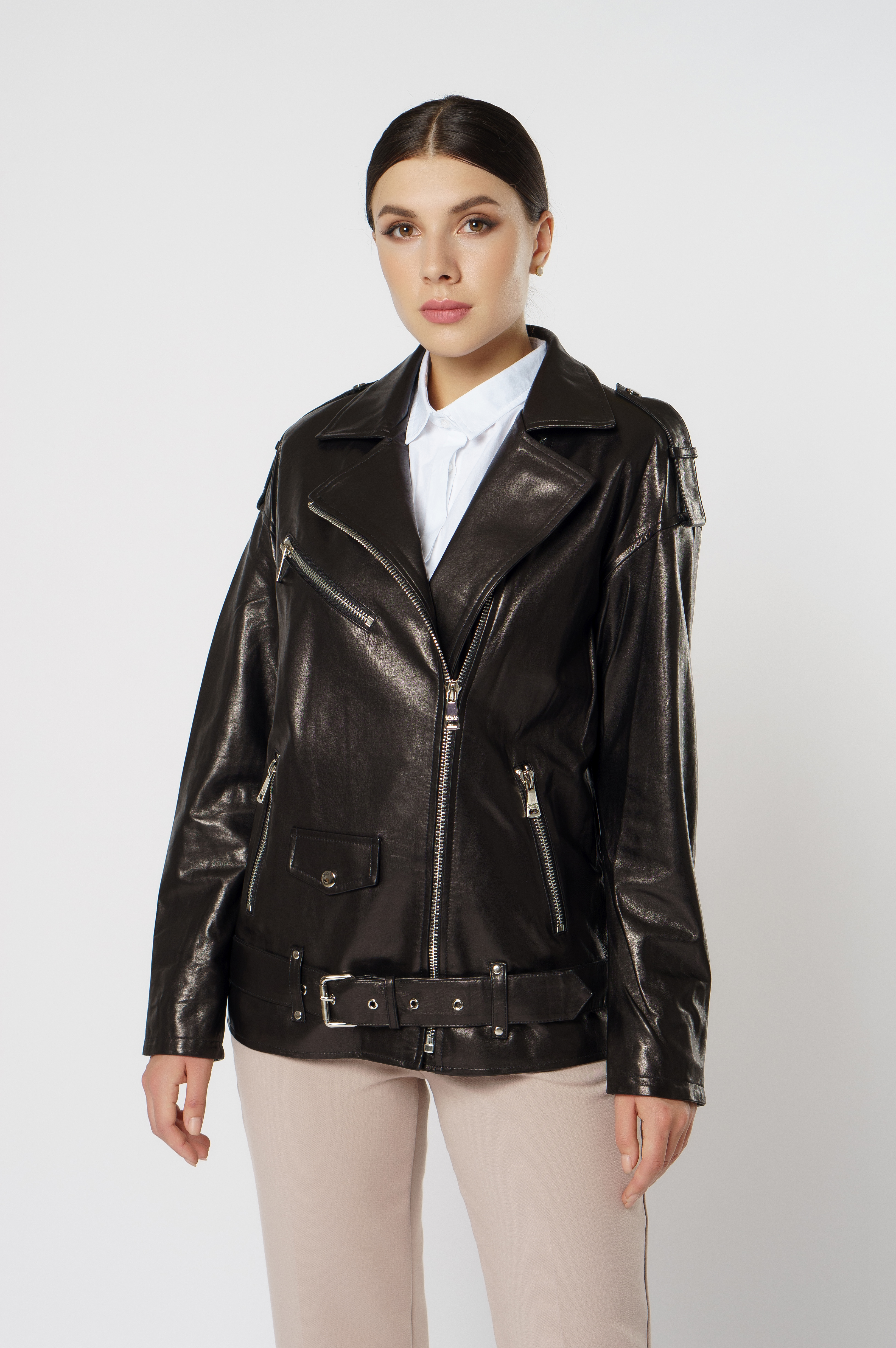 Модные куртки косухи 2023-2024 - женские кожаные косухи - фото, с чем носить косуху