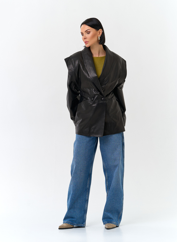 Женская куртка из натуральной кожи с акцентными плечами