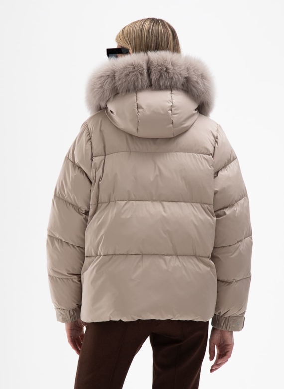 Короткий пуховик с капюшоном из меха песца