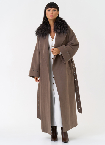 Утепленное женское пальто с английским воротником из меха лисы