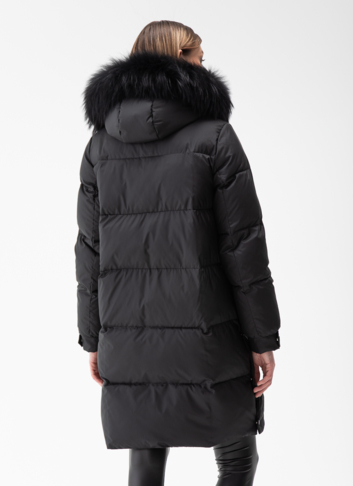 Женский пуховик с капюшоном из енота