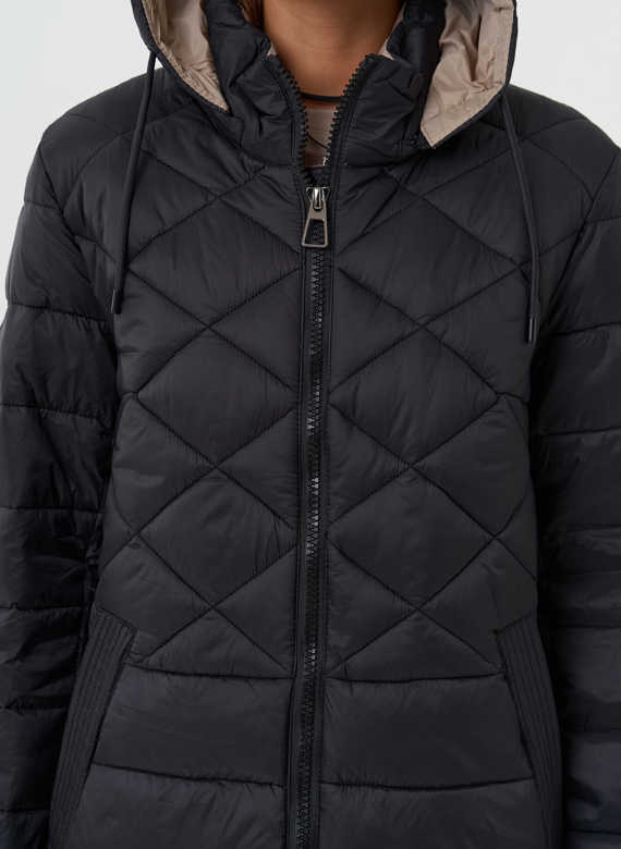Стеганый пуховик с капюшоном