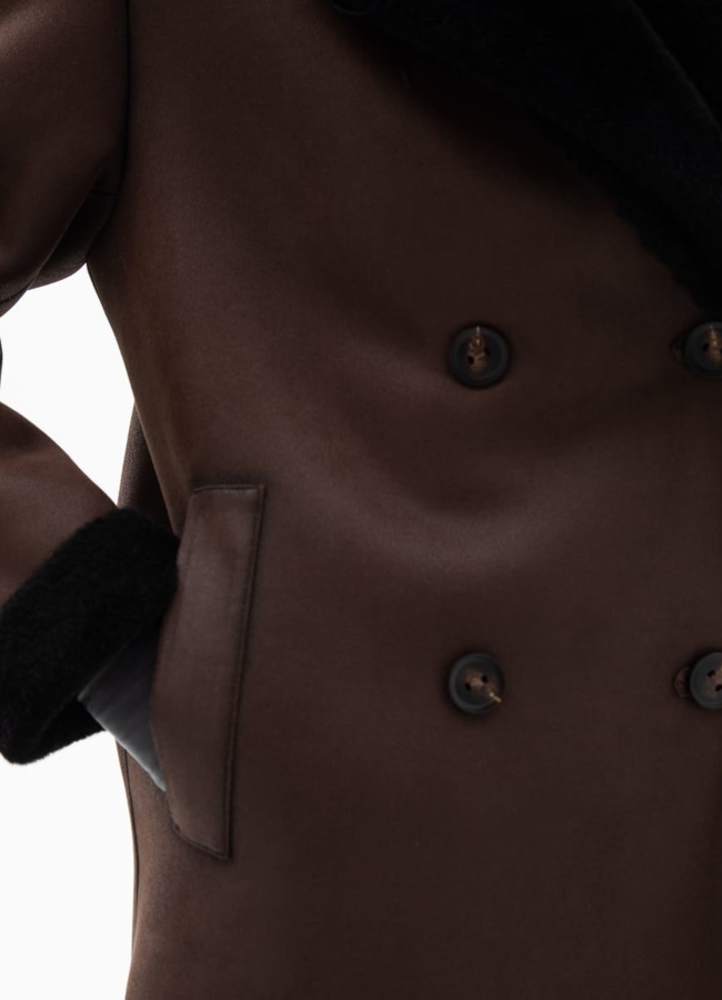 Женская двухсторонняя дубленка из эко кожи с английским воротником модель № 31868 универмаг малина