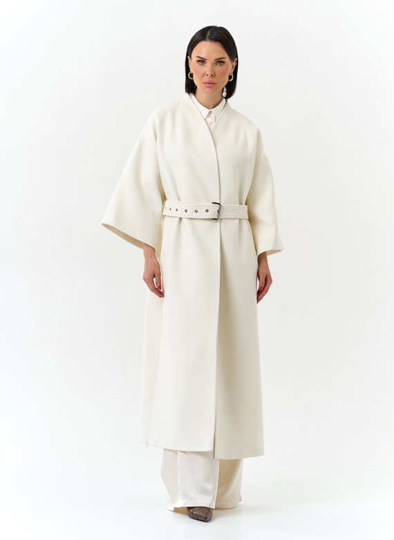 Женское пальто белого цвета