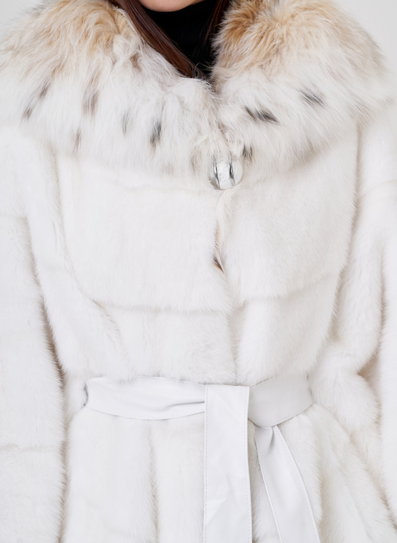 Белая шуба оверсайз с рысью