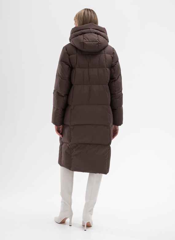 Женский пуховик коричневого цвета с капюшоном