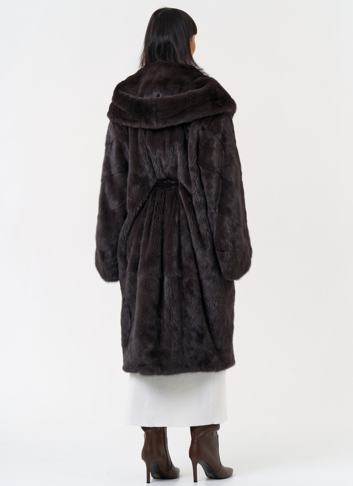 Женская шуба из меха норки с капюшоном 