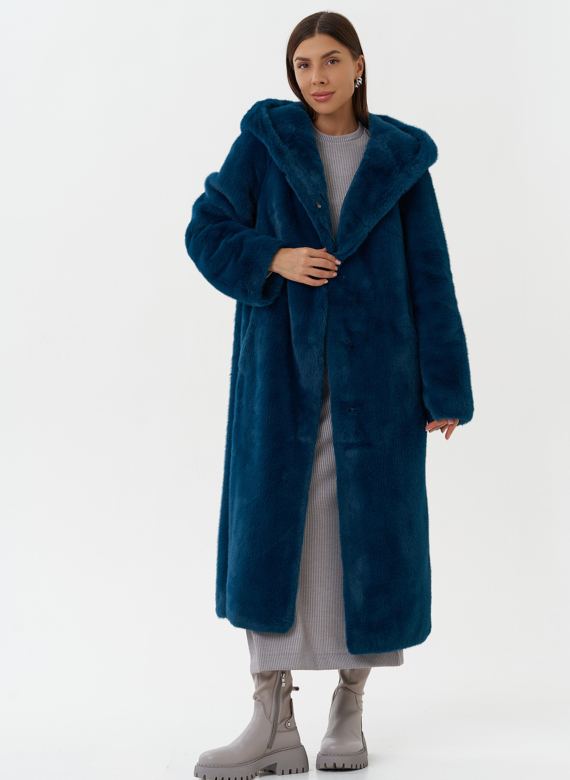 Удлиненное пальто из эко меха с капюшоном