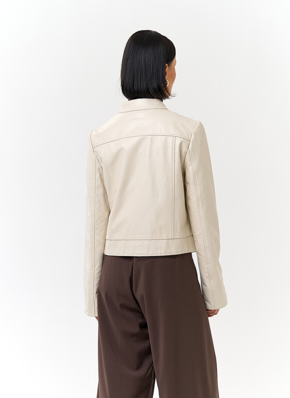 Белая куртка из натуральной кожи