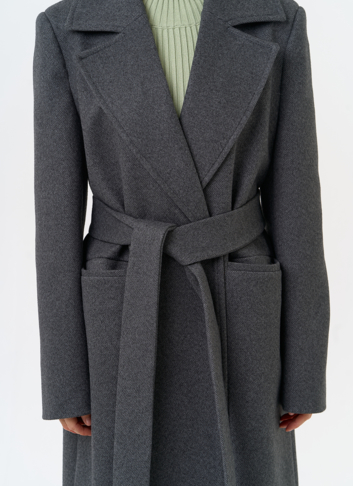 Женское пальто с английским воротником