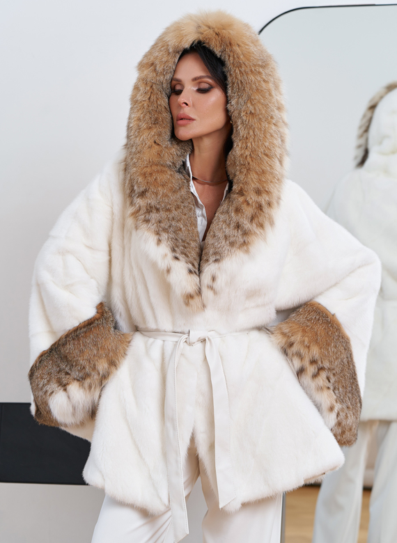 Женская белая шуба из меха норки с отделкой из меха рыси