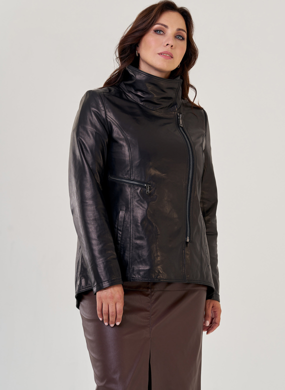 Кожаная куртка на молнии в черном цвете