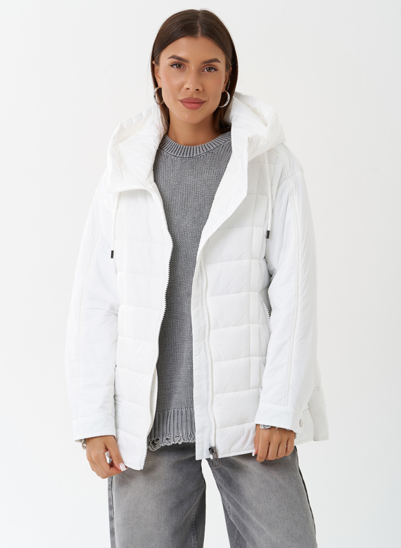 Светлая куртка с капюшоном