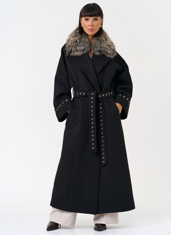 Утепленное женское пальто с английским воротником из меха лисы