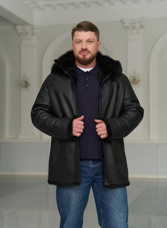 Мужская дубленка черного цвета с капюшоном Мужская дубленка черного цвета с капюшоном
