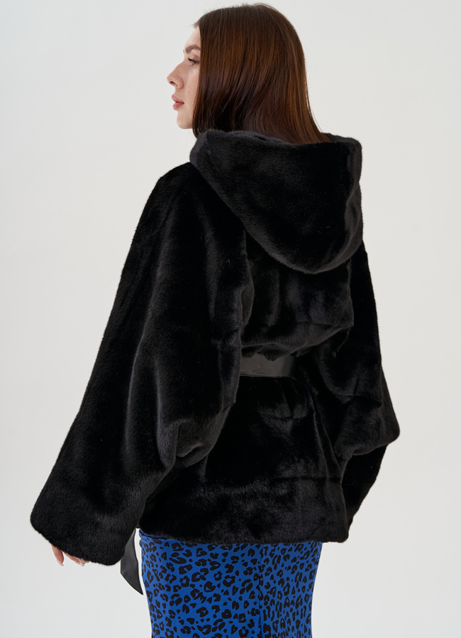 Шуба из эко меха с капюшоном и поясом в черном цвете модель № 25083 в кредит