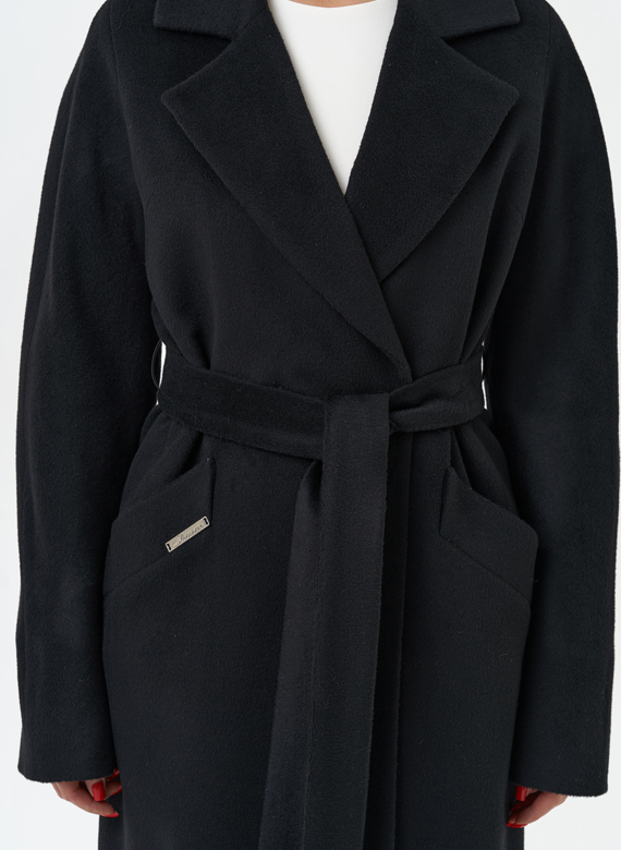 Классическое женское пальто в черном цвете