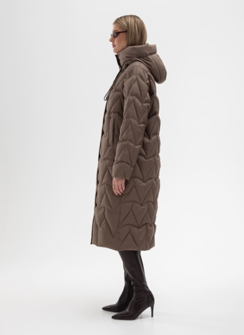 Женский пуховик коричневого цвета