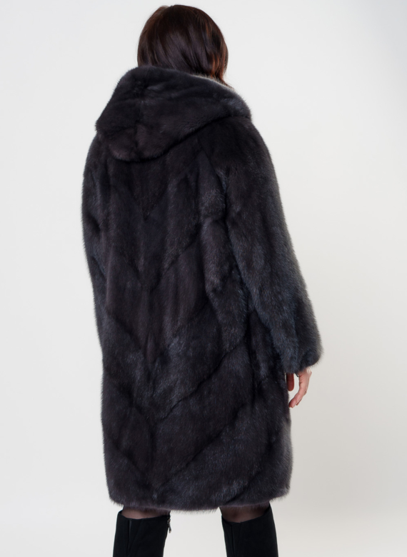 Женская шуба в сером цвете