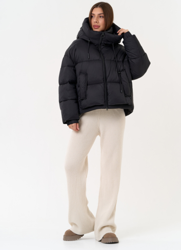 Женский короткий пуховик черного цвета