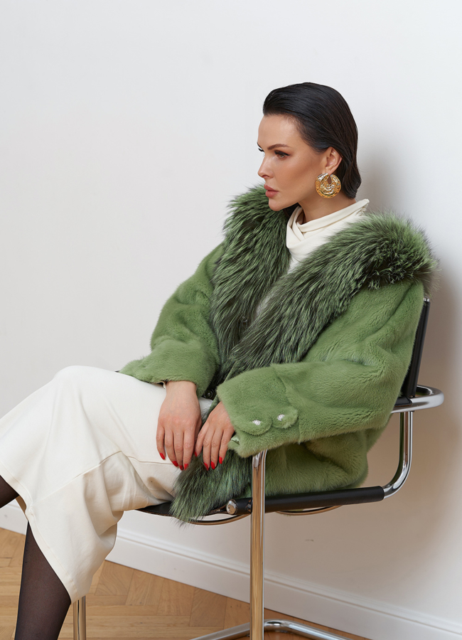 Короткая шуба из норки с мехом из чернобурки модель № 81025 универмаг малина