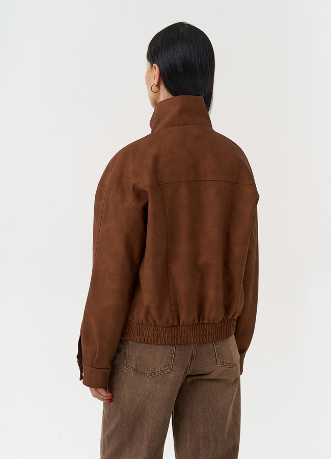 Женская куртка бомбер из эко кожи коричневого цвета модель № 30444 в рассрочку