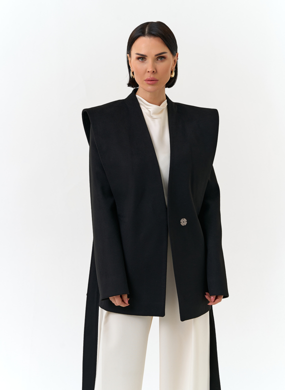 Женское укороченное пальто с акцентными плечами