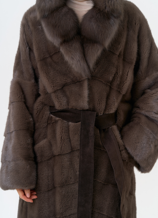 Длинная шуба из меха норки с капюшоном из меха куницы модель № 28667 универмаг малина