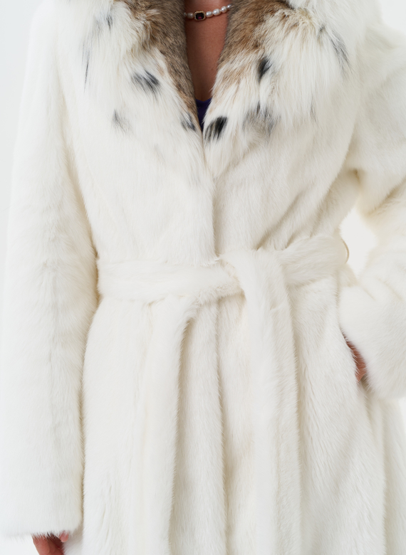 Шуба из белой  норки с капюшоном из рыси