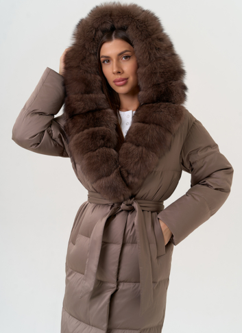 Женский пуховик с капюшоном из меха песца