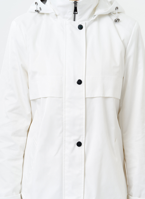 Плащ женский белого цвета