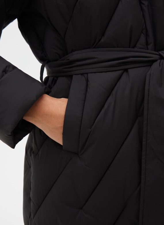 Женский пуховик черного цвета с поясом