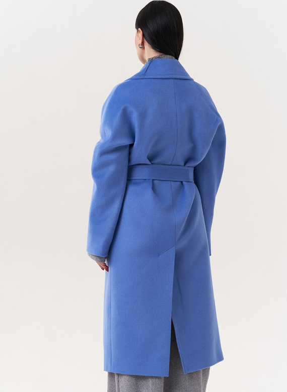 Женское пальто с английским воротником
