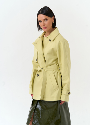 Женский укороченный плащ с поясом