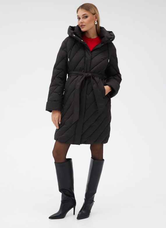 Женский пуховик черного цвета с поясом