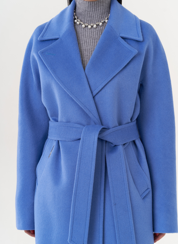 Женское пальто с английским воротником