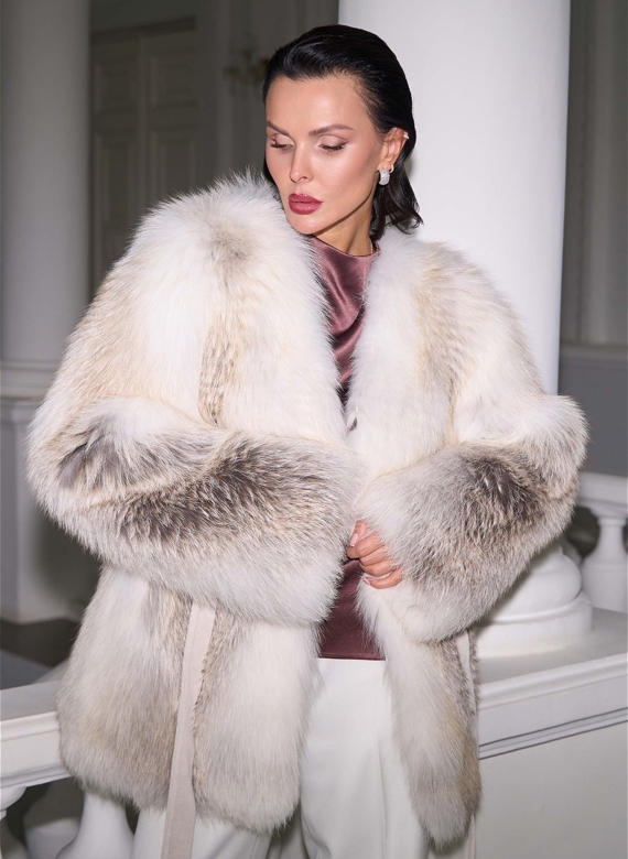 Светлая шуба из меха лисы с поясом
