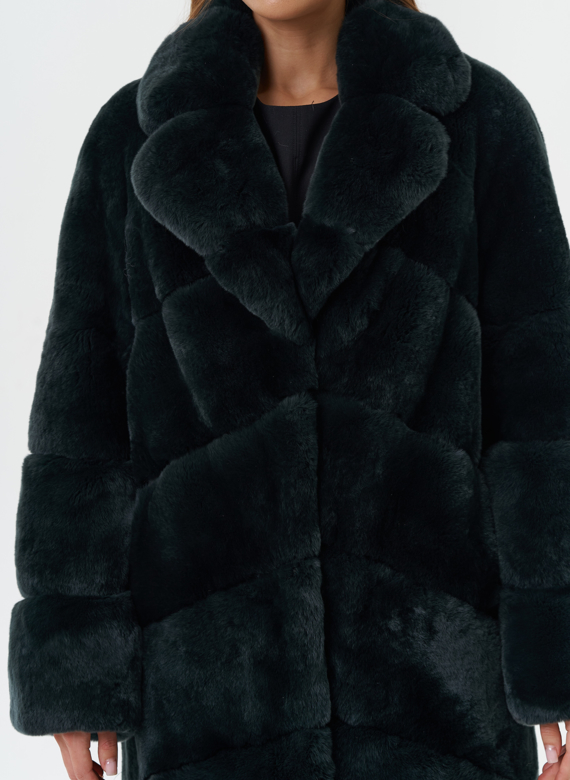 Шуба из меха кролика зеленого цвета