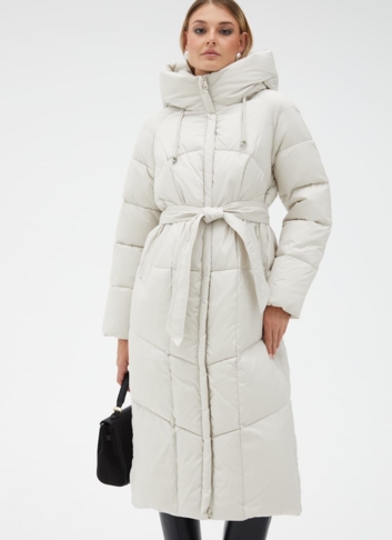 Женский светлый пуховик с капюшоном и поясом