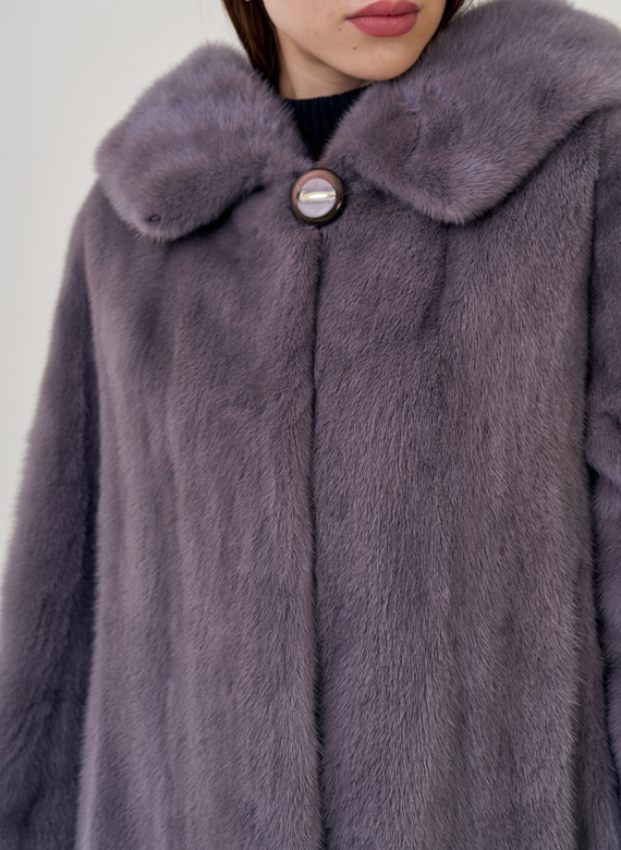 Шуба с капюшоном фиолетового цвета