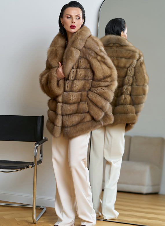 Женская шуба из куницы с английским воротником Женская шуба из куницы с английским воротником