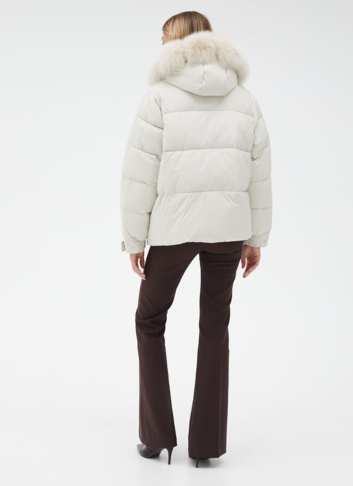 Короткий пуховик с капюшоном из меха песца