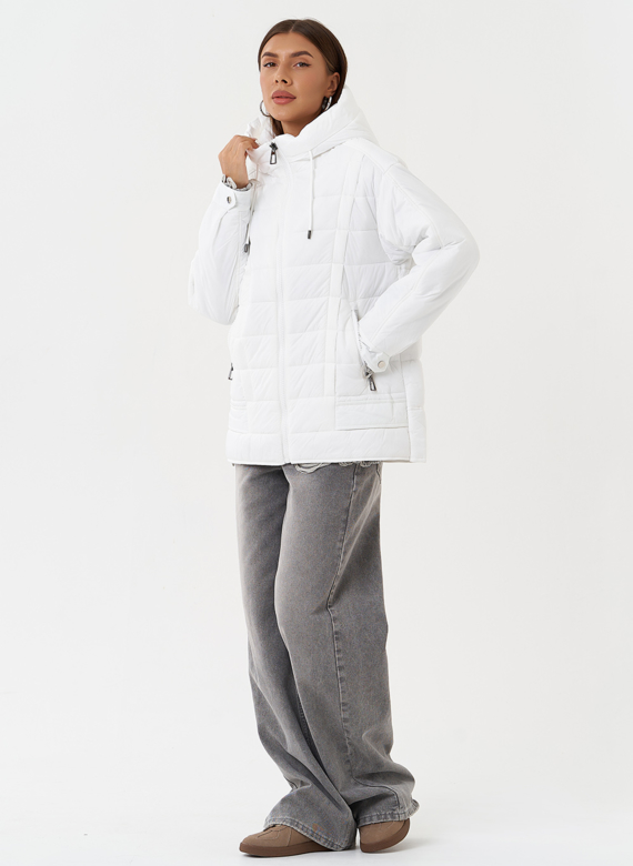 Светлая куртка с капюшоном