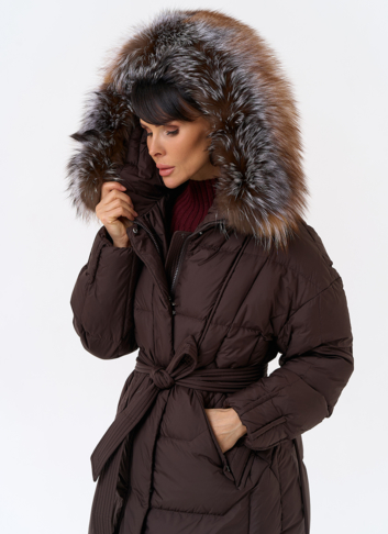 Женский пуховик с отделкой из меха блюфрост