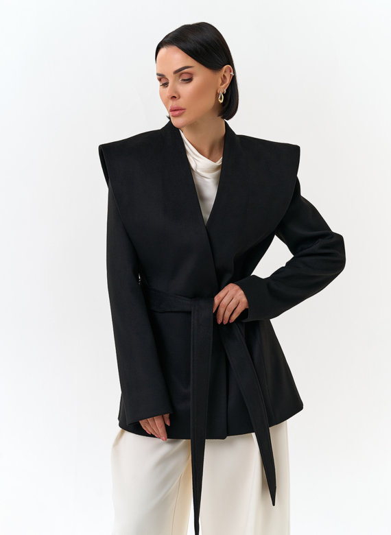 Женское укороченное пальто с акцентными плечами