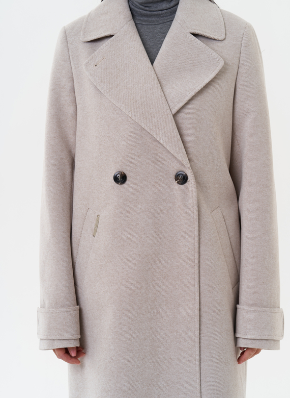 Пальто бежевого цвета с английским воротником