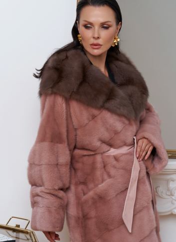 Норковая шуба розового цвета с капюшоном из меха куницы