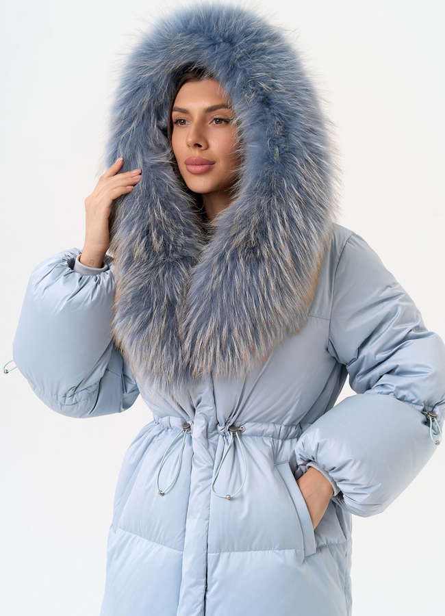 Женский пуховик голубого цвета с капюшоном из меха лисы модель № 31701 универмаг малина