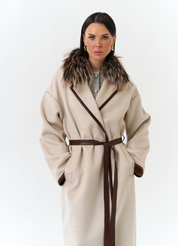 Женское длинное пальто с отделкой из меха лисы